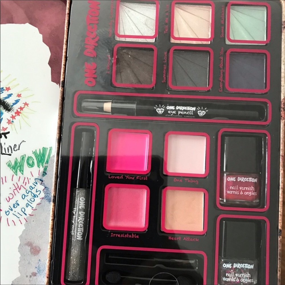 Limited Edition Makeup by One  Direction - Picture 2 of 4